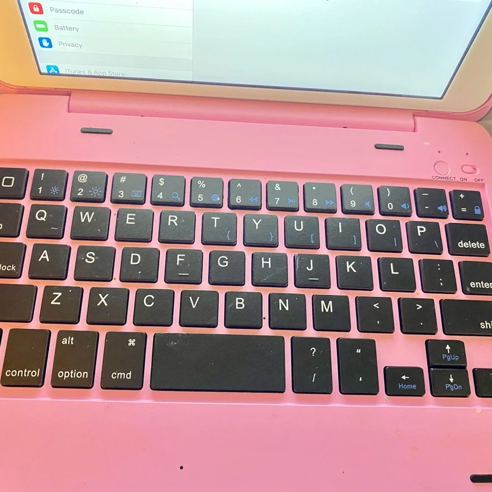 EUC IPad Mini 2 w/attached Bluetooth Keyboard